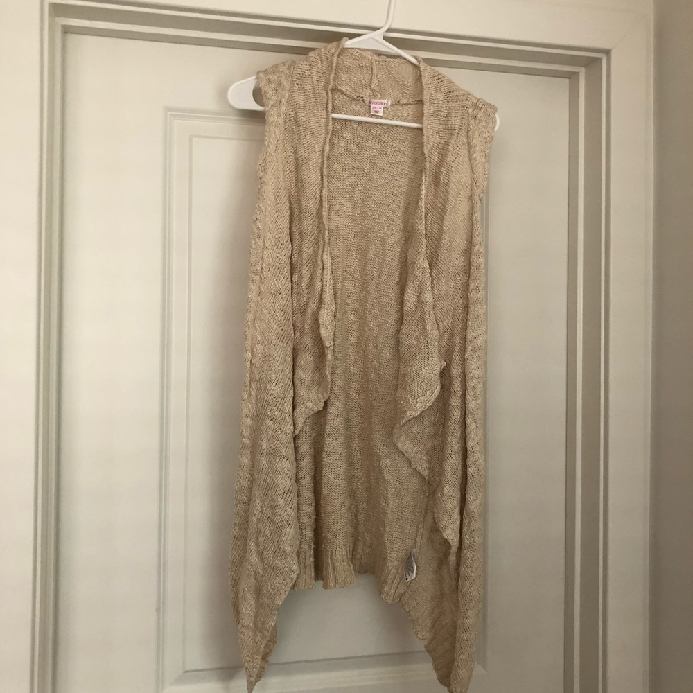 Tank top, open sweater